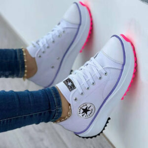 Flache Schnürsneaker: lässige Sportschuhe aus bedrucktem Canvas